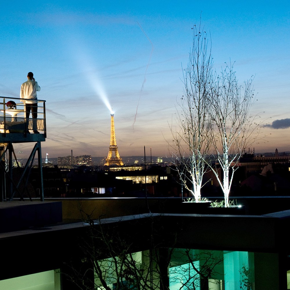 Photographe Corporate Dior http://www.encrenoire-corporate.com/imagess/topics/dior-exlusive-sur-les-toits-de-paris/Dior-800pix.jpg